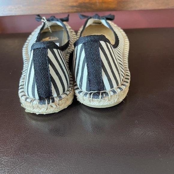 Shangu blank and white stripe new with tag size 9 slip on flats - Picture 8 of 14